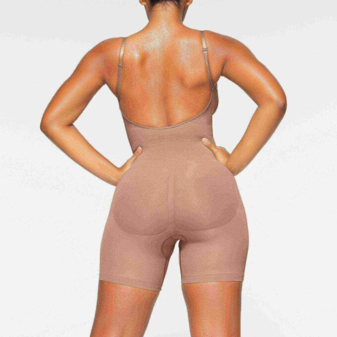 Nahtloser Body mit tiefem Rückenausschnitt und mittlerem Oberschenkelumfang Nahtloser Body mit tiefem Rückenausschnitt und mittlerem Oberschenkelumfang