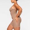 Nahtloser Body mit tiefem Rückenausschnitt und mittlerem Oberschenkelumfang Nahtloser Body mit tiefem Rückenausschnitt und mittlerem Oberschenkelumfang