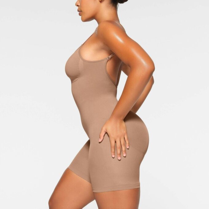 Nahtloser Body mit tiefem Rückenausschnitt und mittlerem Oberschenkelumfang Nahtloser Body mit tiefem Rückenausschnitt und mittlerem Oberschenkelumfang