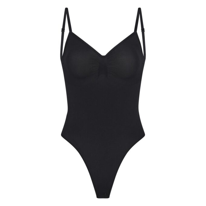 Nahtloser, formgebender String-Body mit tiefem Rückenausschnitt Nahtloser, formgebender String-Body mit tiefem Rückenausschnitt