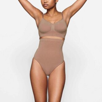Nahtloser, hochtaillierter String-Tanga mit formgebendem Schnitt