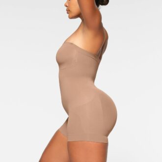 Nahtloser, trägerloser Shortie-Body mit formgebender Optik