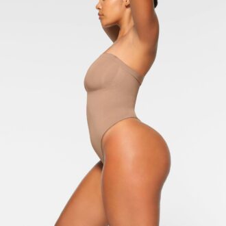 Nahtloser, trägerloser String-Body mit formgebender Silhouette