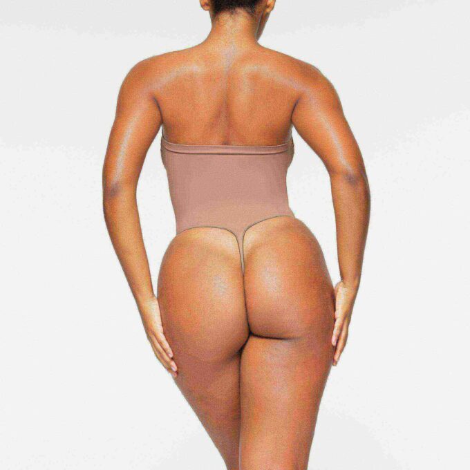 Nahtloser, trägerloser String-Body mit formgebender Silhouette