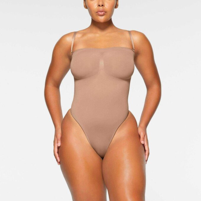 Nahtloser, trägerloser String-Body mit formgebender Silhouette