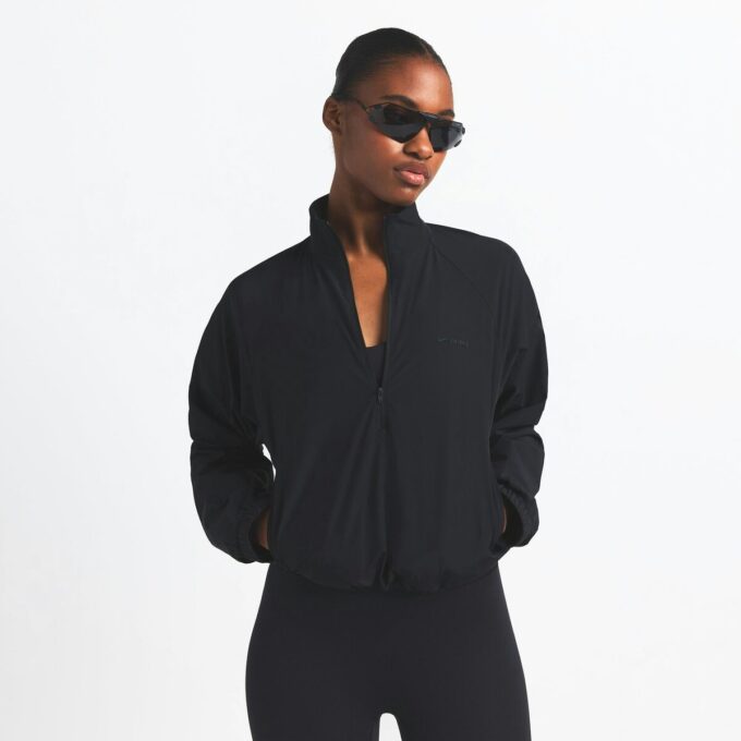 NikeSKIMS GEWEBTE NYLON-JACKE MIT HALBREISSVERSCHLUSS NikeSKIMS GEWEBTE NYLON-JACKE MIT HALBREISSVERSCHLUSS