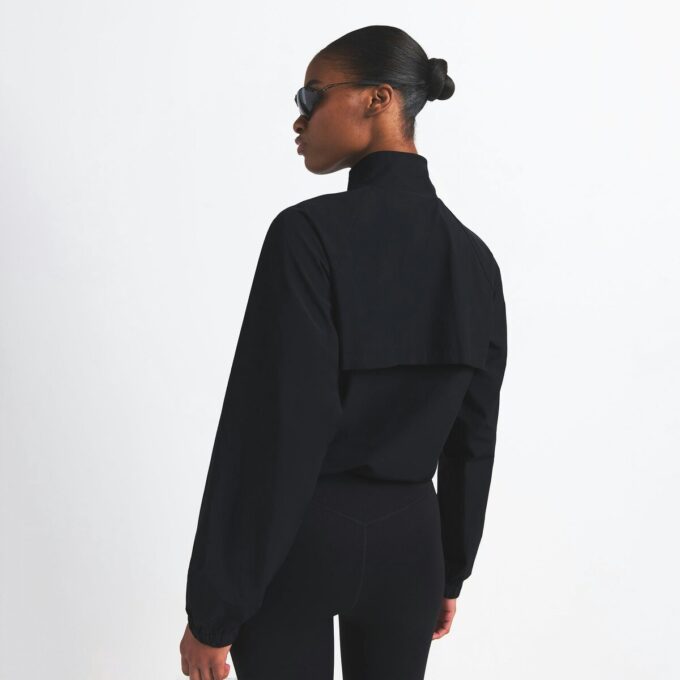 NikeSKIMS GEWEBTE NYLON-JACKE MIT HALBREISSVERSCHLUSS NikeSKIMS GEWEBTE NYLON-JACKE MIT HALBREISSVERSCHLUSS