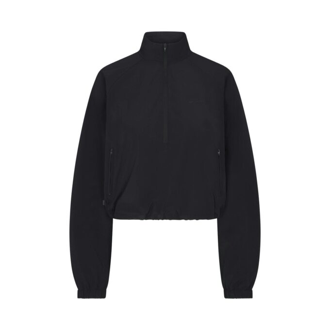 NikeSKIMS GEWEBTE NYLON-JACKE MIT HALBREISSVERSCHLUSS NikeSKIMS GEWEBTE NYLON-JACKE MIT HALBREISSVERSCHLUSS
