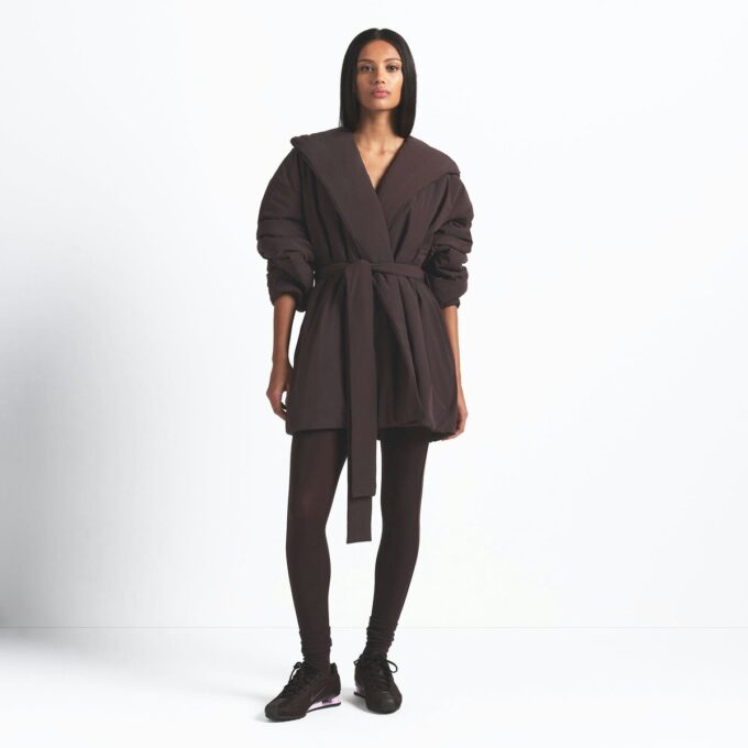 NikeSKIMS GEWEBTER NYLON-WICKELMANTEL NikeSKIMS GEWEBTER NYLON-WICKELMANTEL