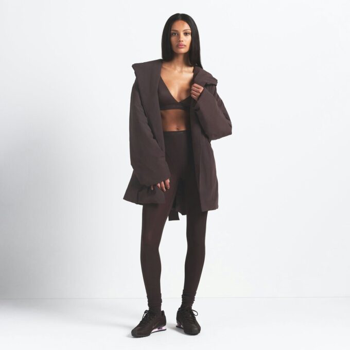NikeSKIMS GEWEBTER NYLON-WICKELMANTEL NikeSKIMS GEWEBTER NYLON-WICKELMANTEL