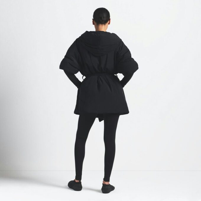 NikeSKIMS GEWEBTER NYLON-WICKELMANTEL NikeSKIMS GEWEBTER NYLON-WICKELMANTEL
