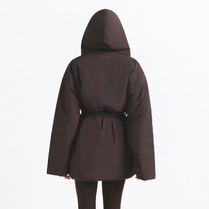 NikeSKIMS GEWEBTER NYLON-WICKELMANTEL NikeSKIMS GEWEBTER NYLON-WICKELMANTEL