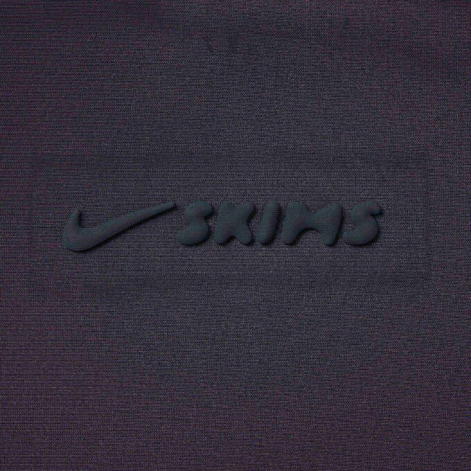 NikeSKIMS GEWEBTER NYLON-WICKELMANTEL NikeSKIMS GEWEBTER NYLON-WICKELMANTEL