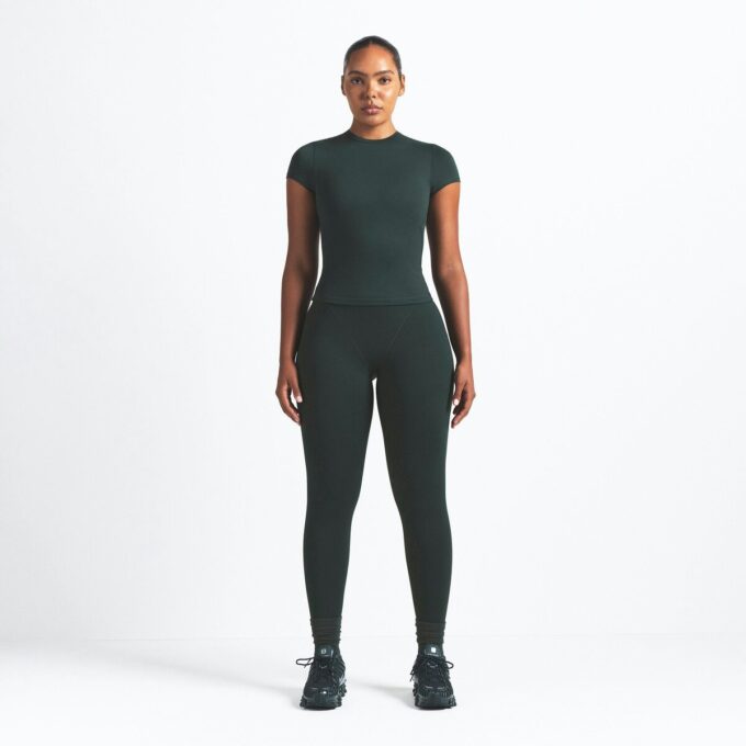 NikeSKIMS MATTE GEFÜTTERTES BABY-TEE NikeSKIMS MATTE GEFÜTTERTES BABY-TEE