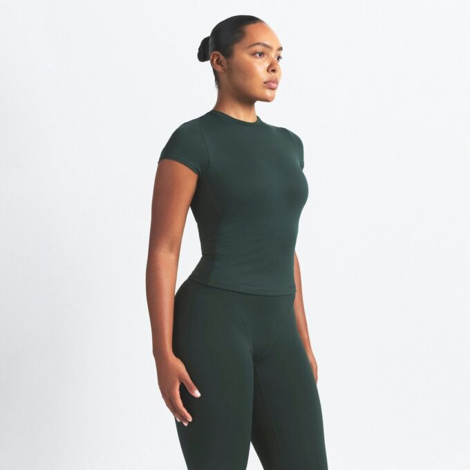 NikeSKIMS MATTE GEFÜTTERTES BABY-TEE NikeSKIMS MATTE GEFÜTTERTES BABY-TEE