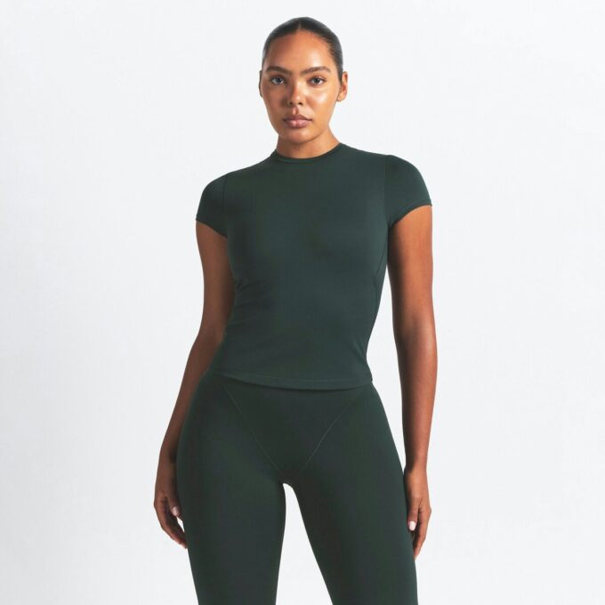 NikeSKIMS MATTE GEFÜTTERTES BABY-TEE NikeSKIMS MATTE GEFÜTTERTES BABY-TEE