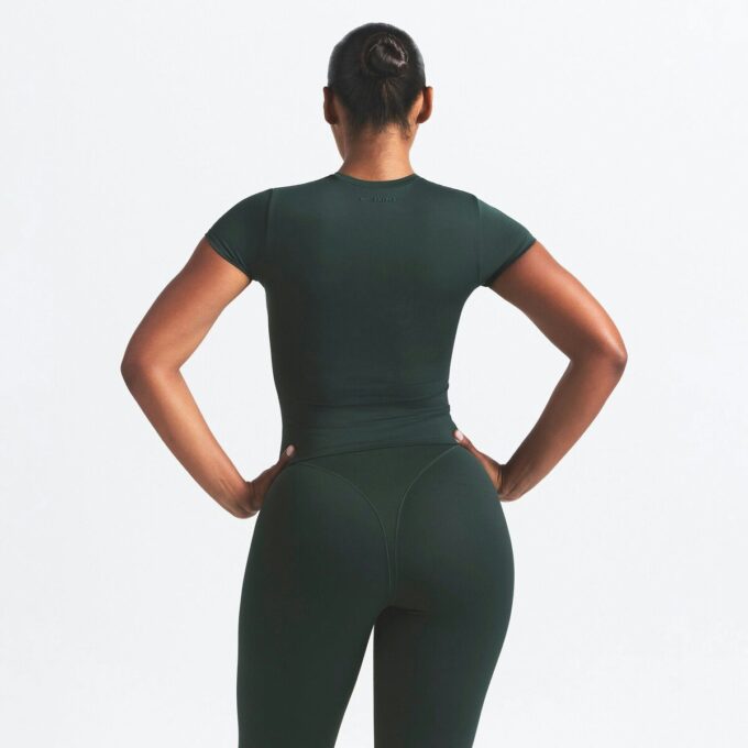 NikeSKIMS MATTE GEFÜTTERTES BABY-TEE NikeSKIMS MATTE GEFÜTTERTES BABY-TEE