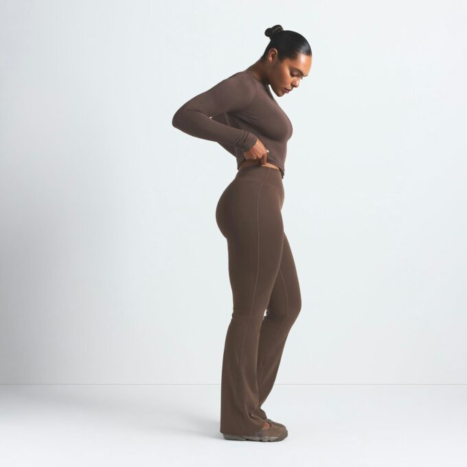 NikeSKIMS MATTE SLIM FLARE LEGGING NikeSKIMS MATTE SLIM FLARE LEGGING