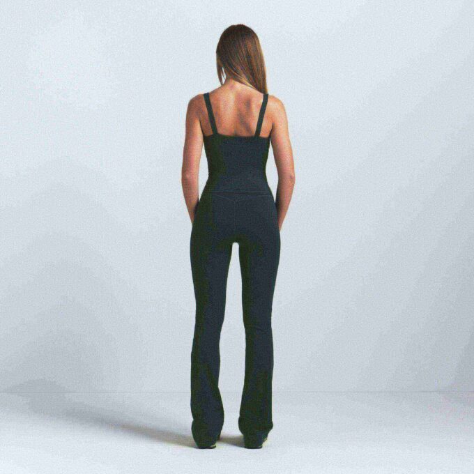 NikeSKIMS MATTE SLIM FLARE LEGGING NikeSKIMS MATTE SLIM FLARE LEGGING