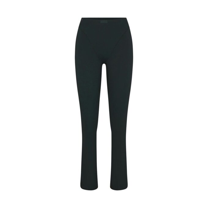 NikeSKIMS MATTE V-LINE 39″ STRAIGHT LEGGING NikeSKIMS MATTE V-LINE 39″ STRAIGHT LEGGING