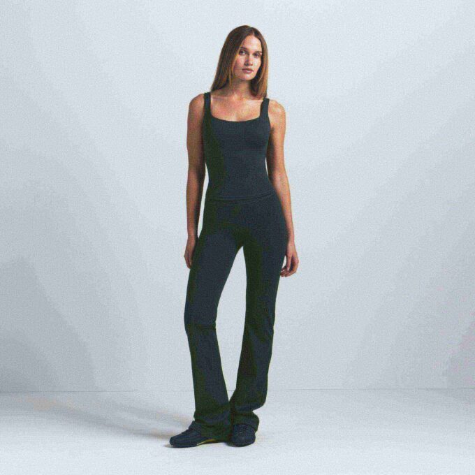NikeSKIMS MATTES QUADRATISCHES TANKTOP NikeSKIMS MATTES QUADRATISCHES TANKTOP