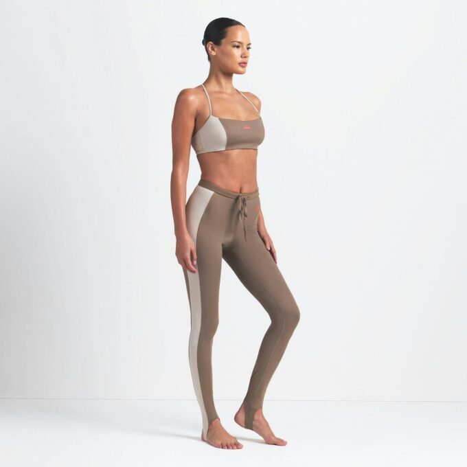 NikeSKIMS SHINE Leggings mit Kordelzug und Steg, 26 Zoll NikeSKIMS SHINE Leggings mit Kordelzug und Steg, 26 Zoll