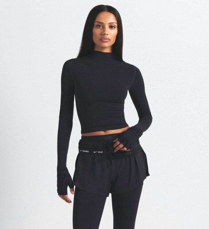 NikeSKIMS VINTAGE NAHTLOSES MOCK NECK CROP TOP NikeSKIMS VINTAGE NAHTLOSES MOCK NECK CROP TOP