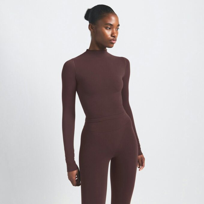 NikeSKIMS VINTAGE NAHTLOSES MOCK NECK CROP TOP NikeSKIMS VINTAGE NAHTLOSES MOCK NECK CROP TOP