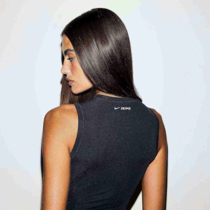 NikeSKIMS WEIGHTLESS LAYERS ÄRMELLOSES TOP NikeSKIMS WEIGHTLESS LAYERS ÄRMELLOSES TOP