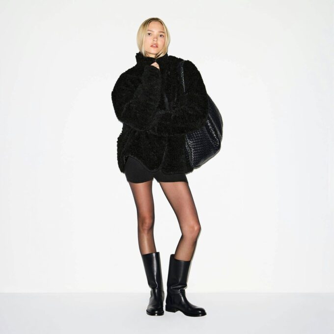 Oversize-Jacke aus Kunstpelz mit Stehkragen Oversize-Jacke aus Kunstpelz mit Stehkragen