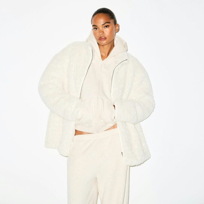 Oversize-Jacke aus Kunstpelz mit Stehkragen Oversize-Jacke aus Kunstpelz mit Stehkragen