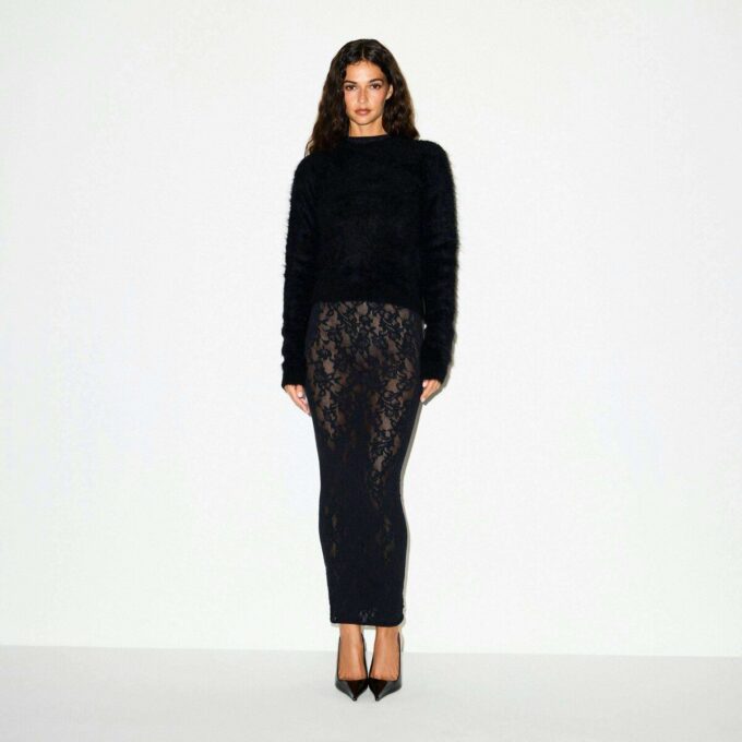 LANGES STRICKKLEID MIT STOCKAUSSCHNITT UND SPITZE LANGES STRICKKLEID MIT STOCKAUSSCHNITT UND SPITZE