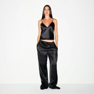 SCHWERES SATIN-HOSE MIT WEITEM BEIN