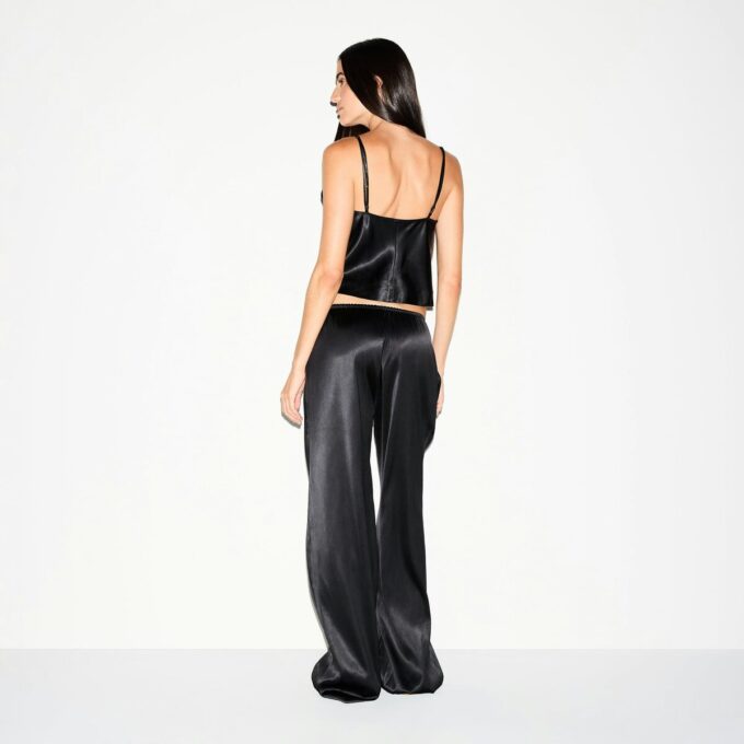 SCHWERES SATIN-HOSE MIT WEITEM BEIN SCHWERES SATIN-HOSE MIT WEITEM BEIN