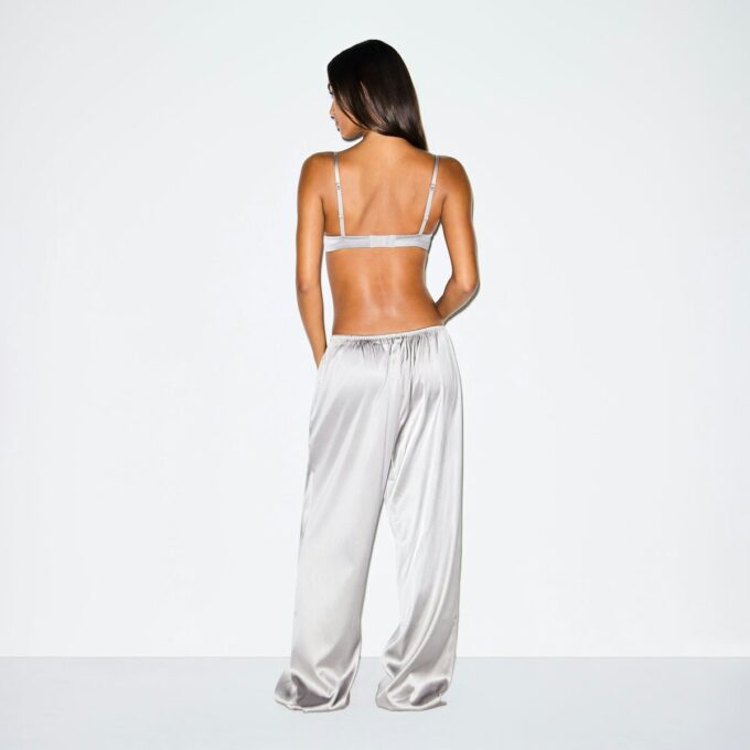 SCHWERES SATIN-HOSE MIT WEITEM BEIN SCHWERES SATIN-HOSE MIT WEITEM BEIN