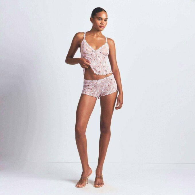 Set aus Stretch-Spitzen-Dreiecks-Cami und Shorts Set aus Stretch-Spitzen-Dreiecks-Cami und Shorts