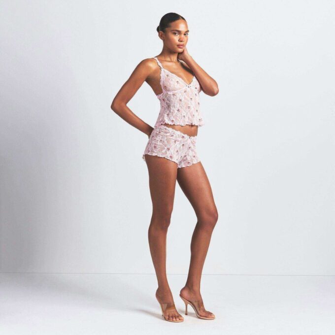 Set aus Stretch-Spitzen-Dreiecks-Cami und Shorts Set aus Stretch-Spitzen-Dreiecks-Cami und Shorts