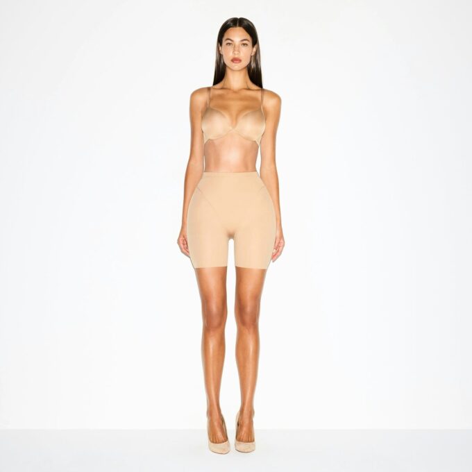 SKIMS BODY POTT AND HIP ENHANCEING MID TOBGH SHORT SKIMS BODY POTT AND HIP ENHANCEING MID TOBGH SHORT