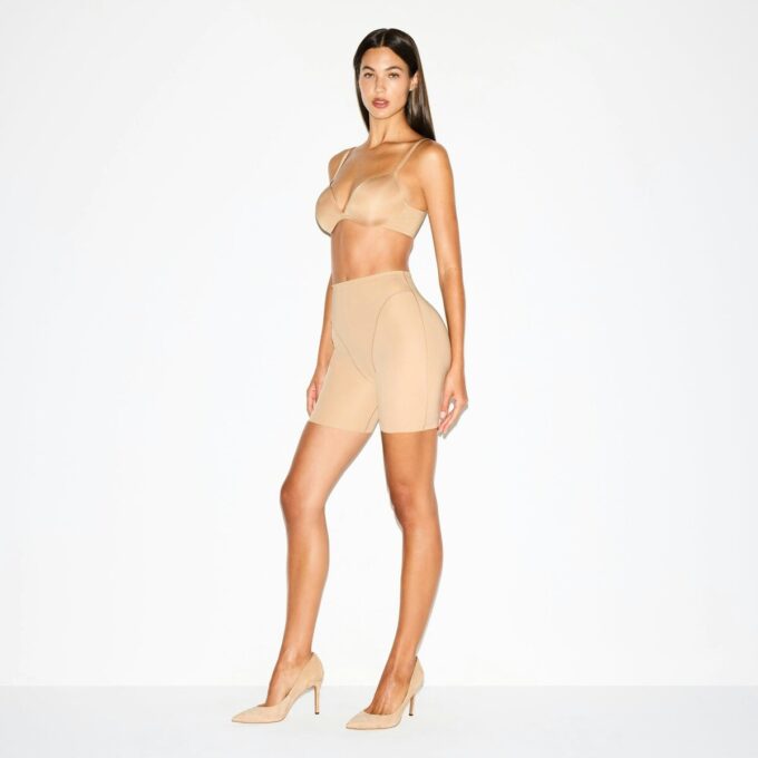 SKIMS BODY POTT AND HIP ENHANCEING MID TOBGH SHORT SKIMS BODY POTT AND HIP ENHANCEING MID TOBGH SHORT