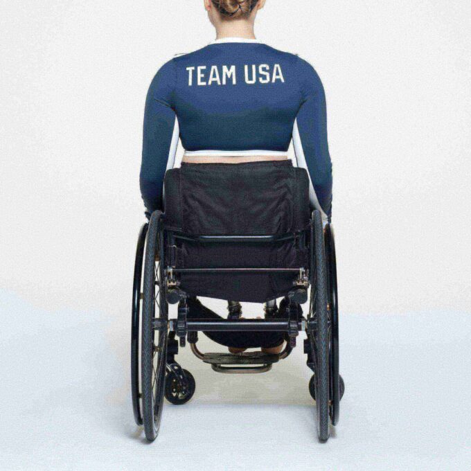 SKIMS FÜR TEAM USA SIGNATURE SCHWIMMEN PARALYMPIC LANGÄRMELIGES CROPPE-T-SHIRT SKIMS FÜR TEAM USA SIGNATURE SCHWIMMEN PARALYMPIC LANGÄRMELIGES CROPPE-T-SHIRT