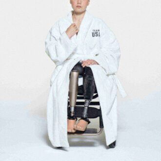 SKIMS FÜR TEAM USA TERRY PARALYMPIC UNISEX ROBE SKIMS FÜR TEAM USA TERRY PARALYMPIC UNISEX ROBE