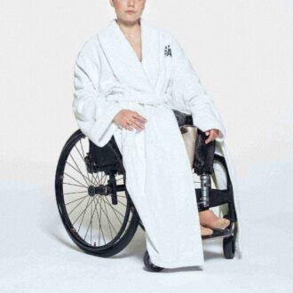 SKIMS FÜR TEAM USA TERRY PARALYMPIC UNISEX ROBE SKIMS FÜR TEAM USA TERRY PARALYMPIC UNISEX ROBE