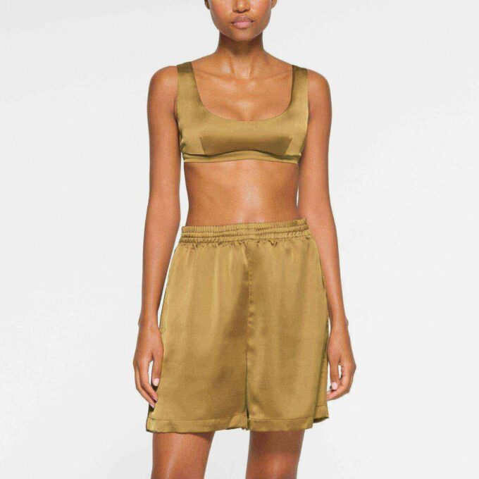 SKIMS SPORTLICHE SATIN-LOOSE-SHORT SKIMS SPORTLICHE SATIN-LOOSE-SHORT