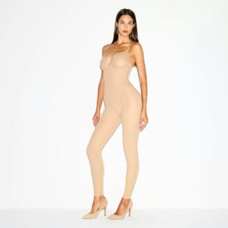 SKIMS ULTIMATIVER BODY-PO- UND HÜFTEN-VERBESSERUNGS-CATSUIT
