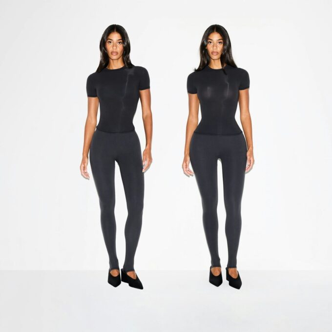 SKIMS ULTIMATIVER BODY-PO- UND HÜFTEN-VERBESSERUNGS-CATSUIT SKIMS ULTIMATIVER BODY-PO- UND HÜFTEN-VERBESSERUNGS-CATSUIT