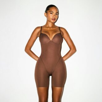SKIMS ULTIMATIVER BODYSUIT FÜR PO UND HÜFTE MITTE DES OBERSCHENKELS