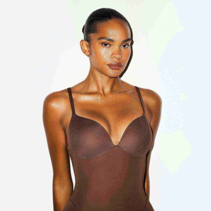 SKIMS ULTIMATIVER BODYSUIT FÜR PO UND HÜFTE MITTE DES OBERSCHENKELS SKIMS ULTIMATIVER BODYSUIT FÜR PO UND HÜFTE MITTE DES OBERSCHENKELS
