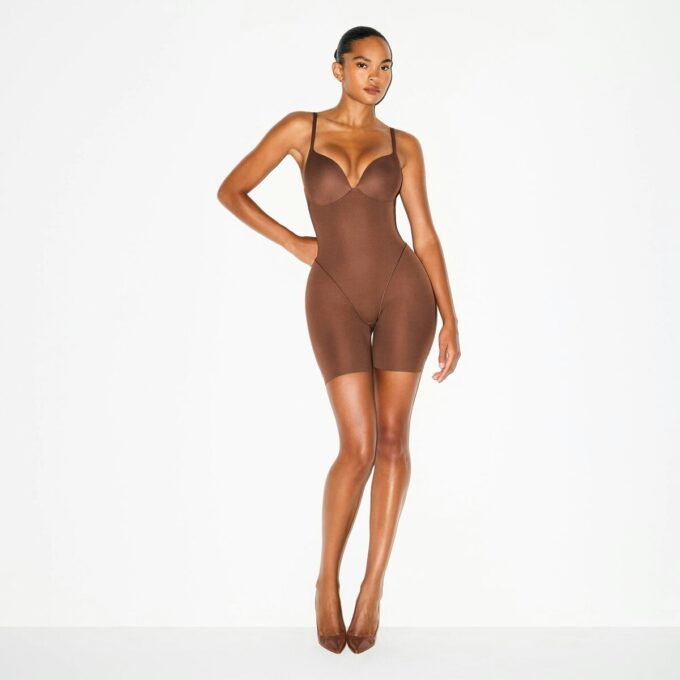 SKIMS ULTIMATIVER BODYSUIT FÜR PO UND HÜFTE MITTE DES OBERSCHENKELS SKIMS ULTIMATIVER BODYSUIT FÜR PO UND HÜFTE MITTE DES OBERSCHENKELS