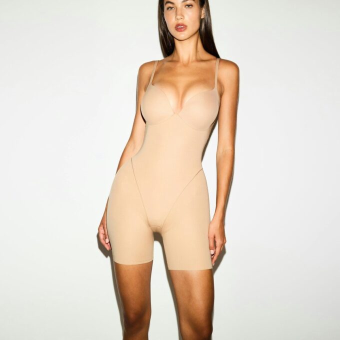 SKIMS ULTIMATIVER BODYSUIT FÜR PO UND HÜFTE MITTE DES OBERSCHENKELS SKIMS ULTIMATIVER BODYSUIT FÜR PO UND HÜFTE MITTE DES OBERSCHENKELS