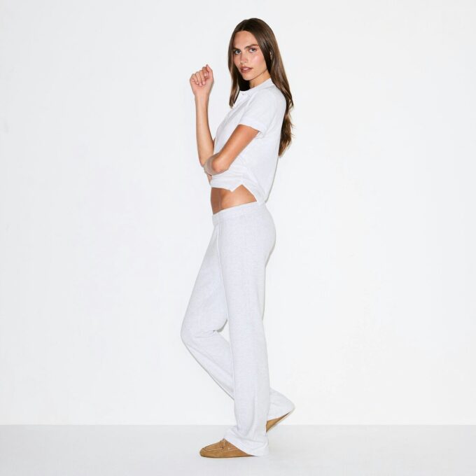 Slim-Fit-Hose aus Baumwollfleece mit niedrigem Bund Slim-Fit-Hose aus Baumwollfleece mit niedrigem Bund
